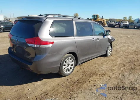 2014 Toyota Sienna Le 7 Passenger z USA, uszkodzony, nr VIN 5TDJK3DC9ES092945